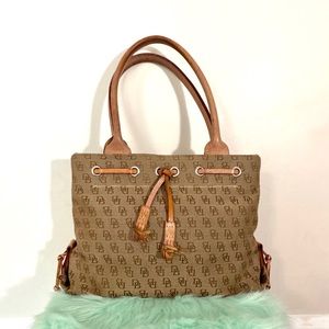✨Dooney & Bourke✨Classic Logo Shoulder Bag